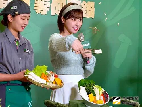 ▲峮峮分享自己吃石二鍋最愛的火鍋食材前三名。（圖／記者蕭涵云攝）