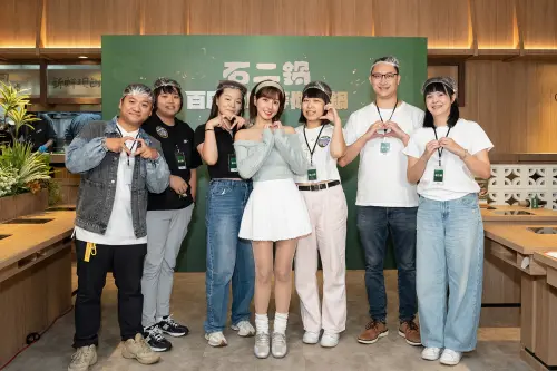 ▲峮峮粉絲們全戴上浴帽與女神合照。（圖／王品集團wowprime.com/zh-tw/）