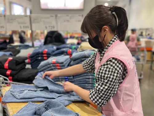 ▲「孕媽咪專屬背心」讓外界看見好市多除了提供購物服務，也能透過員工日常工作中的細節，傳遞不同的企業溫度。（圖／翻攝畫面）