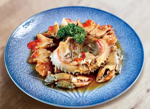 ▲點水樓本季菜色有許多鮮蝦、肥蟹料理，圖為「醉膏蟹」。（圖／點水樓提供）