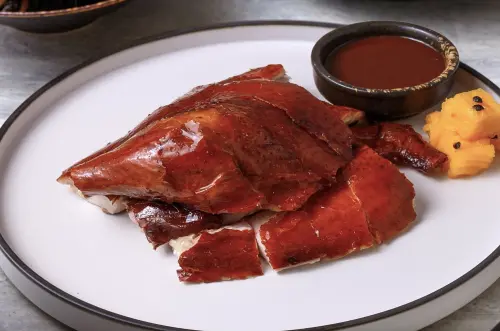 ▲九華樓招牌「乳香金牌吊燒雞」，也規劃在四人分享餐當中。（圖／九華樓提供）