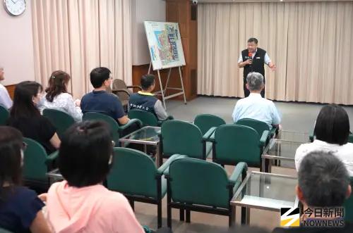 ▲勞動部勞動力發展署高屏澎東分署分署長郭耿華(站立者)致詞。(圖／記者黃守作攝，2026.10.28)