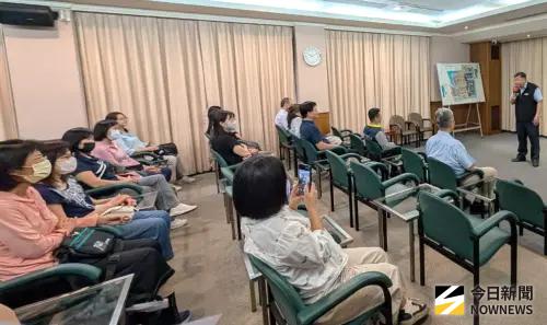 ▲勞動部勞動力發展署高屏澎東分署分署長郭耿華(站立者)，率該分署一級主管及各單位主管一行21人，到高雄市小港區中鋼企業工會參觀訪問。(圖／記者黃守作攝，2026.10.28)