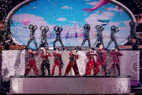 4台雲梯車搬進演唱會！4樓粉絲變1F搖滾區　超近距離追星浪花男子
