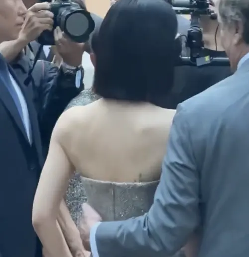 ▲金裕貞出席活動時，被品牌老闆上下其手。（圖／翻攝自微博）