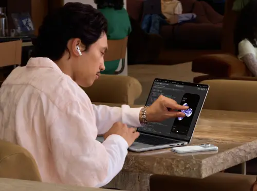 蘋果首款觸控MacBook Pro來了！發光Logo回歸　售價、開賣一次看