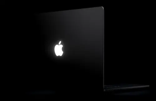 ▲蘋果首款觸控MacBook Pro正式亮相，除了OLED螢幕、動態島等重大升級，最令人驚喜的是消失10年的發光蘋果Logo終於回歸，經典白色標誌再次點亮筆電背蓋。（圖／翻攝官網）