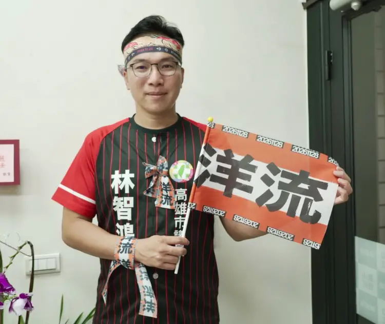 ▲ 林智鴻響應公民號召，31日上午競總成立結束後「不清場」，將場地、設備接續提供「高雄小水滴」一起看台北市長辯論直播，為撲馬加油，並將發送限量小物。（圖／市議員林智鴻提供）