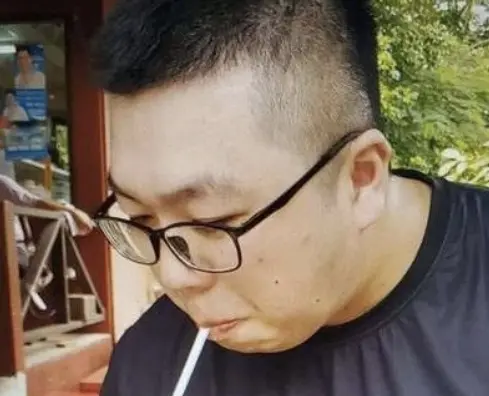 ▲李碩彬開公司應徵女助理，近日因殺妻詐保案遭羈押禁見，有曾經應徵過的前女助理出面爆料他的惡行。（圖/李碩彬臉書）