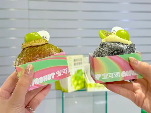 ▲韓國慶尚北道 x EATDONUT麝香葡萄聯名生甜甜圈，「蜂蜜優格麝香葡萄」、「青茶柚子麝香葡萄」，皆為110元。（圖／記者蕭涵云攝）