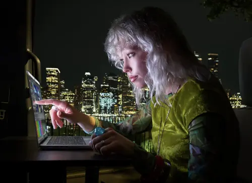 ▲蘋果新款MacBook Pro將觸控功能帶入專業工作流程，使用者可直接點選螢幕調整影片及創作內容，不必完全依賴滑鼠或觸控式軌跡板操作。（圖／翻攝Apple官網）