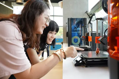▲二樓創客實驗室引進3D列印機等創新設備，結合系列手作課程打造實作基地。（圖／新竹縣政府提供）