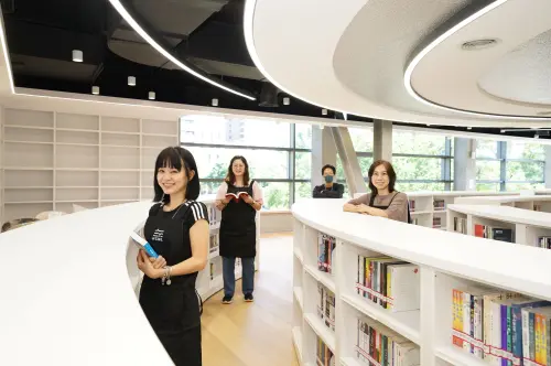 ▲新竹縣立總圖內部打造流線型環狀書架與明亮採光，館員帶讀者搶先開箱。（圖／新竹縣政府提供）