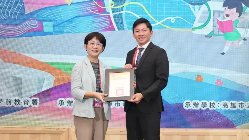 ▲高市府教育局承辦今年「115年度全國中輟預防業務傳承研討會表揚大會」，國教署副署長戴淑芬（左）頒發感謝狀予局長吳立森（右）。（圖／高市府教育局提供）