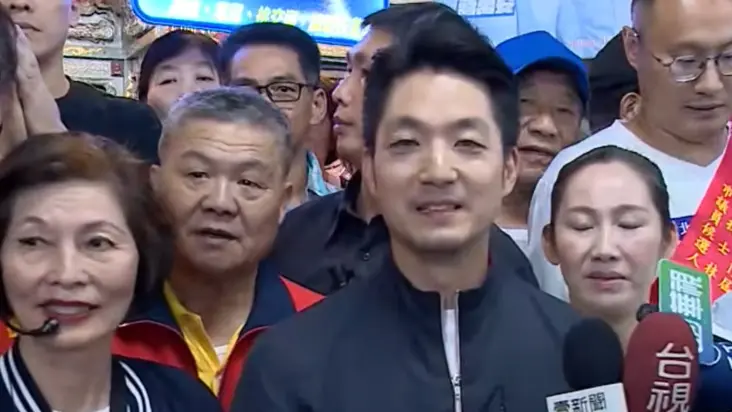 ▲台北市長蔣萬安昨到天母三玉宮參拜，受訪時因支持者頻頻喊「凍蒜」，遭現場人士飆「市長講話吵什麼」，被綠營側翼稱是蔣得「隨行人員」，競辦今日澄清是現場媒體。（圖／翻攝畫面）