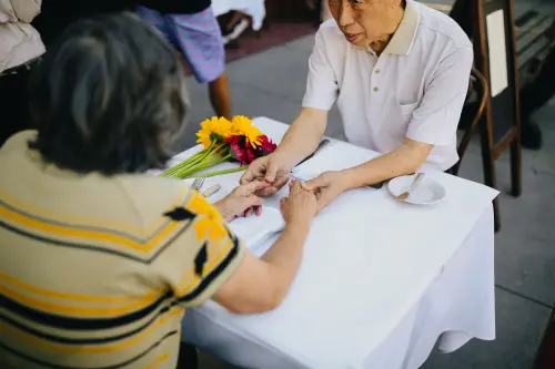 ▲專家建議退休應適度撥出享樂基金，趁身體健康多出門享受美食與陪伴。（示意圖／取自Pexels）