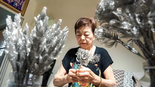 ▲85歲素人藝術家林洪玉秀將熟悉的蕾絲花形轉化成永不凋零的不鏽鋼金屬花簇，更延伸出各種立體造型，展現將生命經驗融入金屬藝術的巧思，十分動人。（圖／高市府文化局提供）