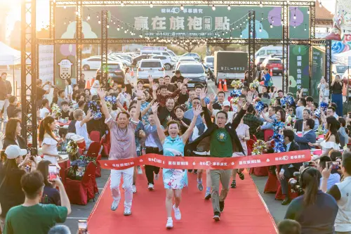 ▲翰林茶館團隊換上復古旗袍、回到發源地台南鹿耳門聖母廟鳴槍起跑，象徵奔向下一個40年。（圖／翰林茶館hanlin-tea.com.tw）