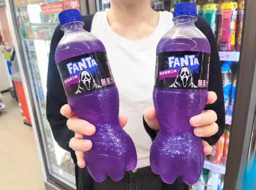 ▲OK超商有芬達萬聖節限定「鬼扯」包裝，以吸睛紫色瓶身搭配搞怪元素。（圖／OK超商提供）