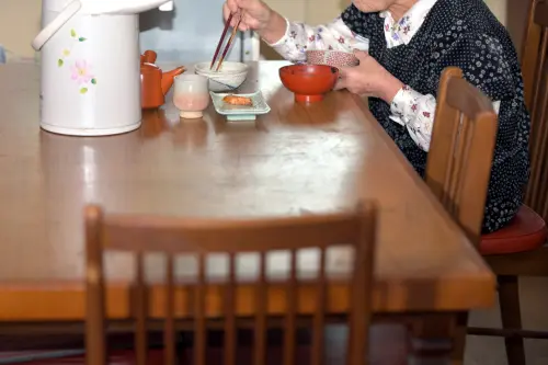 ▲長輩常因怕麻煩子女而在電話中報喜不報憂，返家細看才發現日常飲食早已過度簡化。（示意圖／取自photoAC）