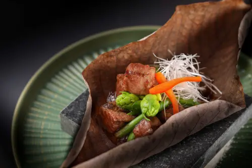 ▲推出飛驒高山的鄉土料理風格「朴葉和牛 味噌風」，詮釋帶有口感的肩胛裡的「羽下」部位。（圖／日山割烹壽喜燒提供）
