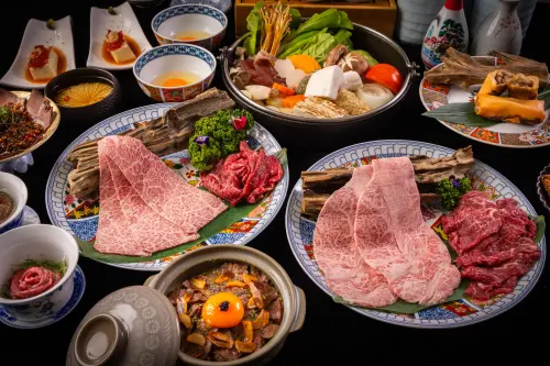 ▲台北橋山全台首創「溫體牛雙饗宴」，一次品嚐溫體牛、日本和牛雙重美味。（圖／橋山壽喜燒提供）