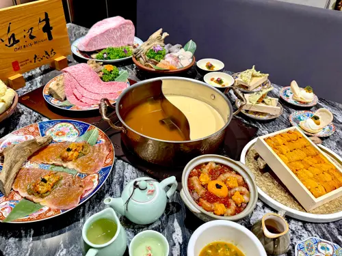▲二本松涮涮屋將整盒北海道海膽入饌，推出「雲丹和牛宴」雙人套餐。（圖／記者蕭涵云攝）