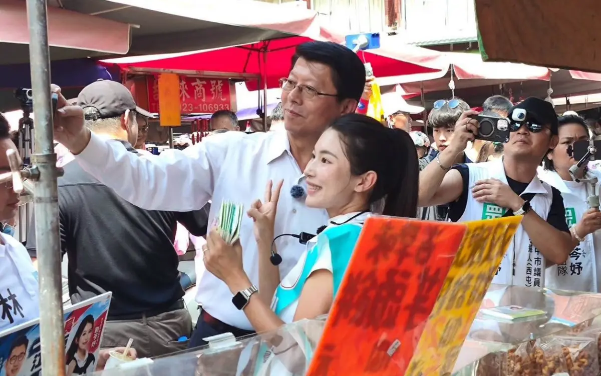 ▲謝龍介9月到台中陪民眾黨市議員候選人劉芩妤菜市場掃街。（圖／翻攝劉芩妤臉書，2026.10.29）