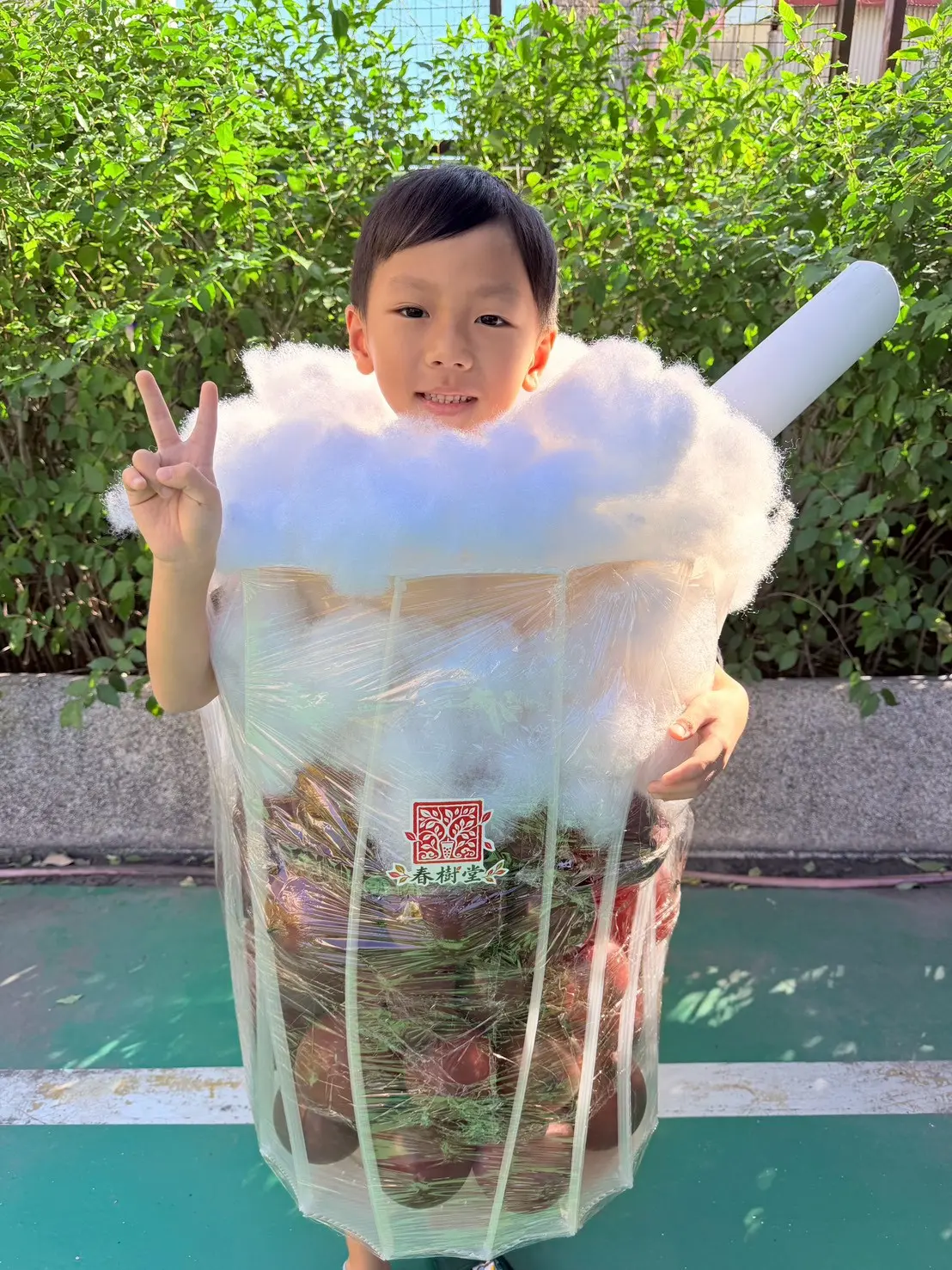 ▲變身美食的造型充滿在地特色，有孩子扮成春水堂珍珠奶茶，以立體杯身搭配珍珠與吸管，創意滿滿。（圖／四季提供）