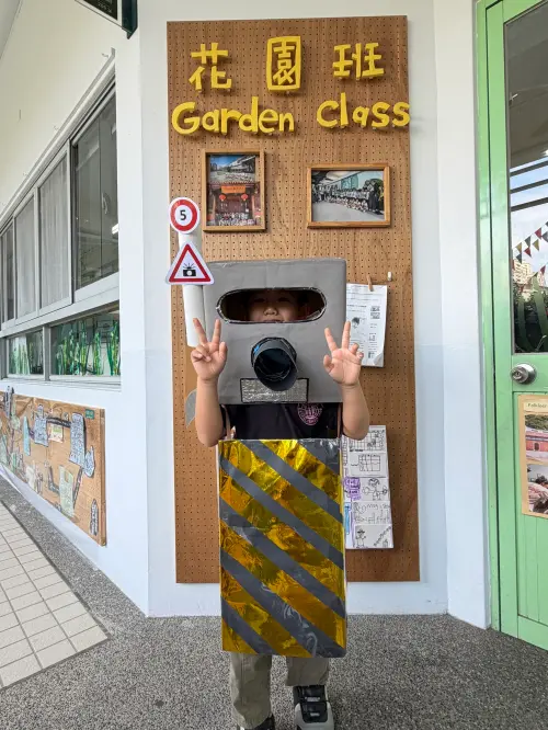 ▲台中街道成為孩子創作題材；有人穿上公車造型，搭配站牌呈現候車場景；有人化身測速照相設備，（圖／四季提供）