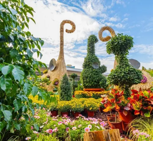 A stunning display of woven bamboo and topiary elephant sculptures surrounded by vibrant chrysanthemums at the 2024 Shilin Residence Chrysanthemum Festival. (Shilin Residence Chrysanthemum Festival official website)