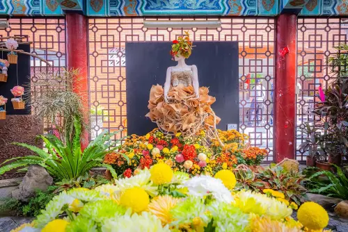 A floral fashion installation featuring a mannequin in a botanical dress at the 2025 Shilin Residence Chrysanthemum Festival. (Shilin Residence Chrysanthemum Festival official website)