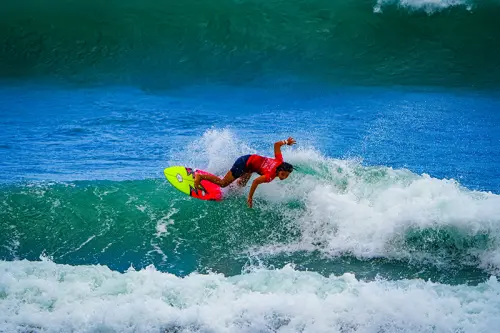 A surfer showcasing precise wave-riding skills amid powerful ocean swells during the 2025 Taiwan Open of Surfing in Taitung. (Taiwan Open of Surfing official website)