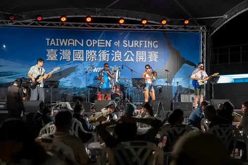A live band performance entertaining the audience at night during the 2025 Taiwan Open of Surfing event. (Taiwan Open of Surfing official website)