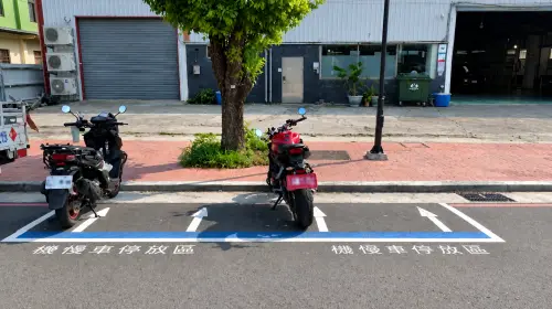 ▲若車體過大無法停入單一機車格，可改停機慢車停放區，採直向停放且不得超出格線。（圖／台中市交通局提供）