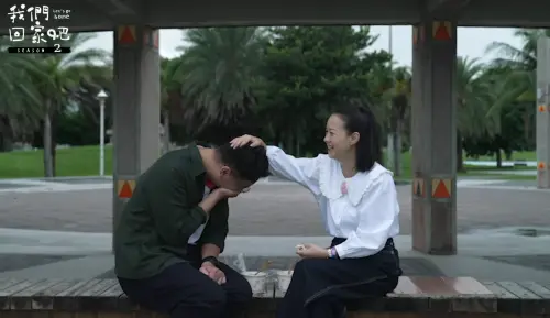 ▲阿翰當時說到忍不住爆哭，曾寶儀摸摸他的頭，給予安慰。（圖／翻攝自YouTube＠SELF PICK）