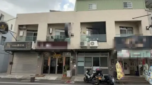 ▲當地居民表示，這整排透天厝過去原本是鐵皮屋，其中一間曾經營早餐店，約13年前卻不幸發生火災，造成一對就讀國中的姊妹葬身火窟。（圖/Threads）