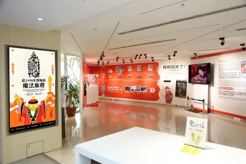 ▲《魔法阿媽》特展於桃園國際機場第一航廈B7文化藝廊登場，展期自2026年10月27日至2027年1月27日。（圖／翻攝自《魔法阿媽》）