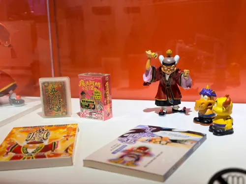 ▲《魔法阿媽》機場特展展出經典角色公仔、周邊商品及相關收藏，帶領影迷回顧作品多年來的歷程。（圖／翻攝自《魔法阿媽》）