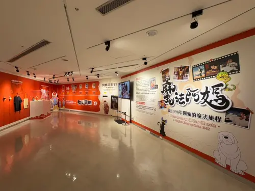 ▲《魔法阿媽》機場特展以橘紅色為主視覺，展出電影經典畫面、角色介紹及作品歷年發展紀錄。（圖／翻攝自《魔法阿媽》）