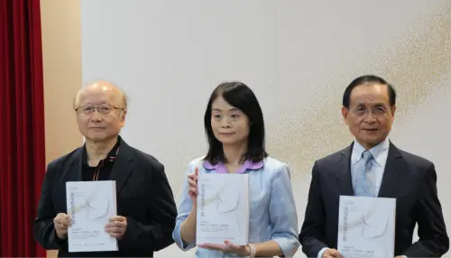 ▲經濟部商業發展署今（30）日舉辦《2026商業服務業年鑑》，除了整體來看待發展趨勢，也將近年來AI趨勢導入調查，發現2026年已有35.8%的企業開始應用 AI，較前一年增加3.9個百分點，且不僅於後端處理，更已經進入第一線。（圖／記者鍾泓良攝影）