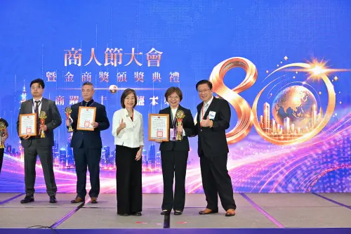 ▲茂森木業股份有限公司總經理郭美吟（中）榮獲優良商人獎、接受表揚。（圖／中華民國全國商業總會提供）