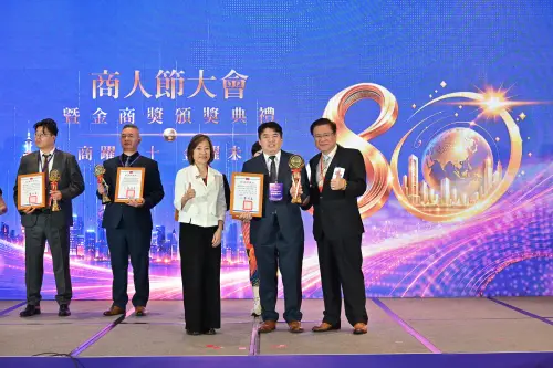 ▲喬陽管理顧問有限公司負責人廖智賢（中）榮獲優良商人獎、接受表揚。（圖／中華民國全國商業總會提供）