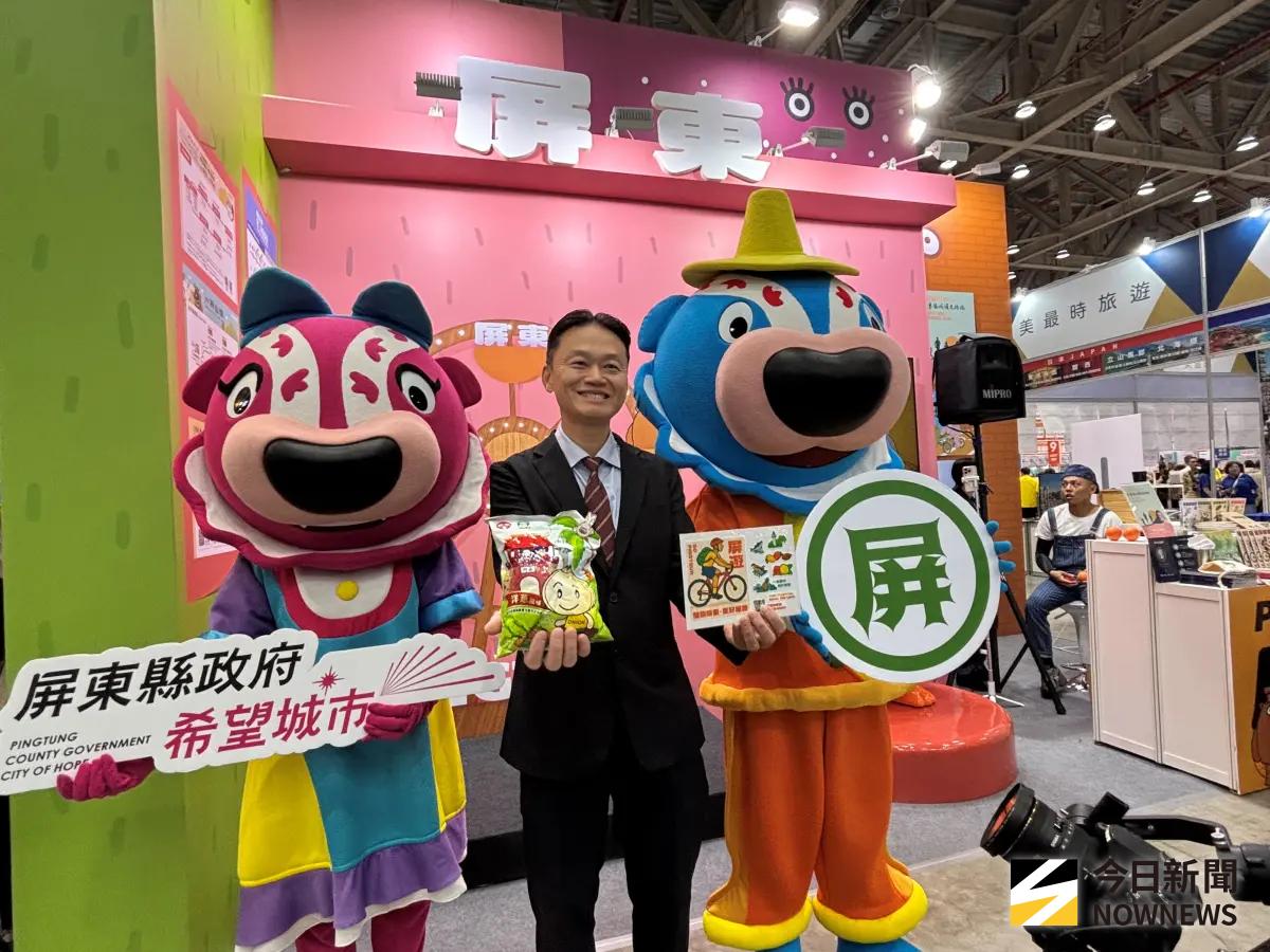 ▲屏東縣交通旅遊處副處長張瑞裕，今日帶著六龜文化園區吉祥物大師兄和小師妹到台中參加旅展，行銷第四季一波接一波活動。（圖／記者金武鳳攝，2026.10.30)