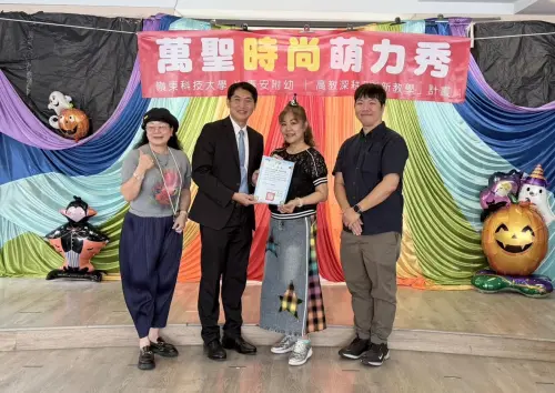 ▲春安國小黃維民校長(左二)頒贈感謝狀給流設系曾依庭老師，（圖／嶺東提供）