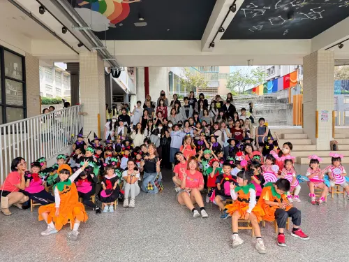 ▲嶺東科大流設系手作42套變裝服，提供春安射幼小朋友走秀迎萬聖節，雙方歡樂大合照。（圖／嶺東提供）