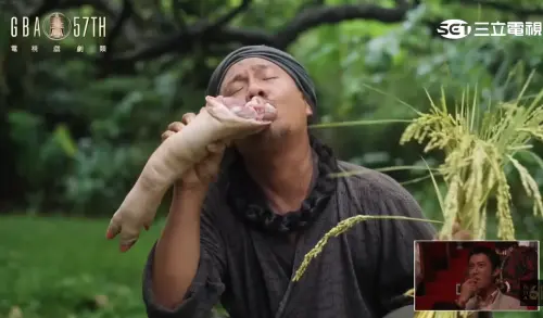 ▲阿翰為了金鐘獎開場影片，甚至生啃豬肉，讓吳慷仁（右下）都看傻了。（圖／翻攝自YouTube＠金鐘獎）