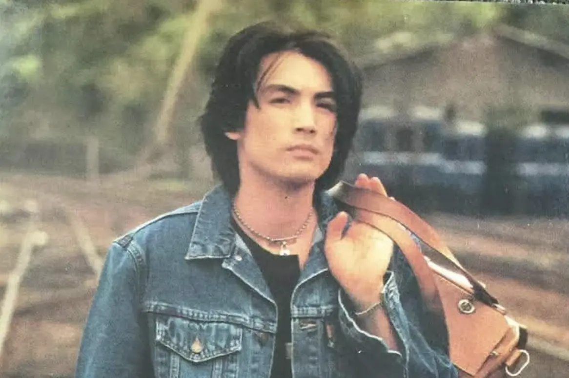 ▲伊正在臉書貼出年輕時的照片，回顧出道歷程，而他的帥照也被網友大讚根本是金城武。（圖／翻攝自臉書@伊正）