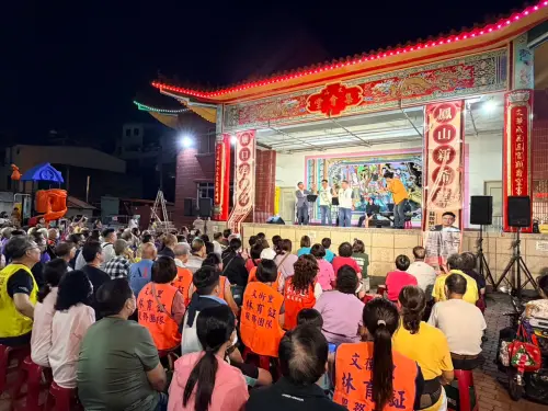 ▲立委許智傑登台演唱《快樂的出航》以歌聲展現對蘇致榮的支持與肯定。（圖／市議員候選人蘇致榮提供）