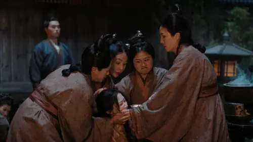 ▲女星金天如意飾演紅線（圖下），被魏姝命人強灌鉛水，變成啞巴。（圖／翻攝自Netflix）